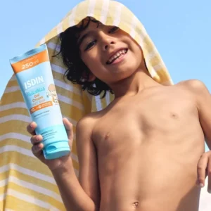 niño con protección solar isdin