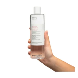 Sensilis Agua Micelar 400 ml limpia eficazmente la piel, eliminando maquillaje e impurezas sin irritación. Ideal para todo tipo de piel, incluyendo las más sensibles.